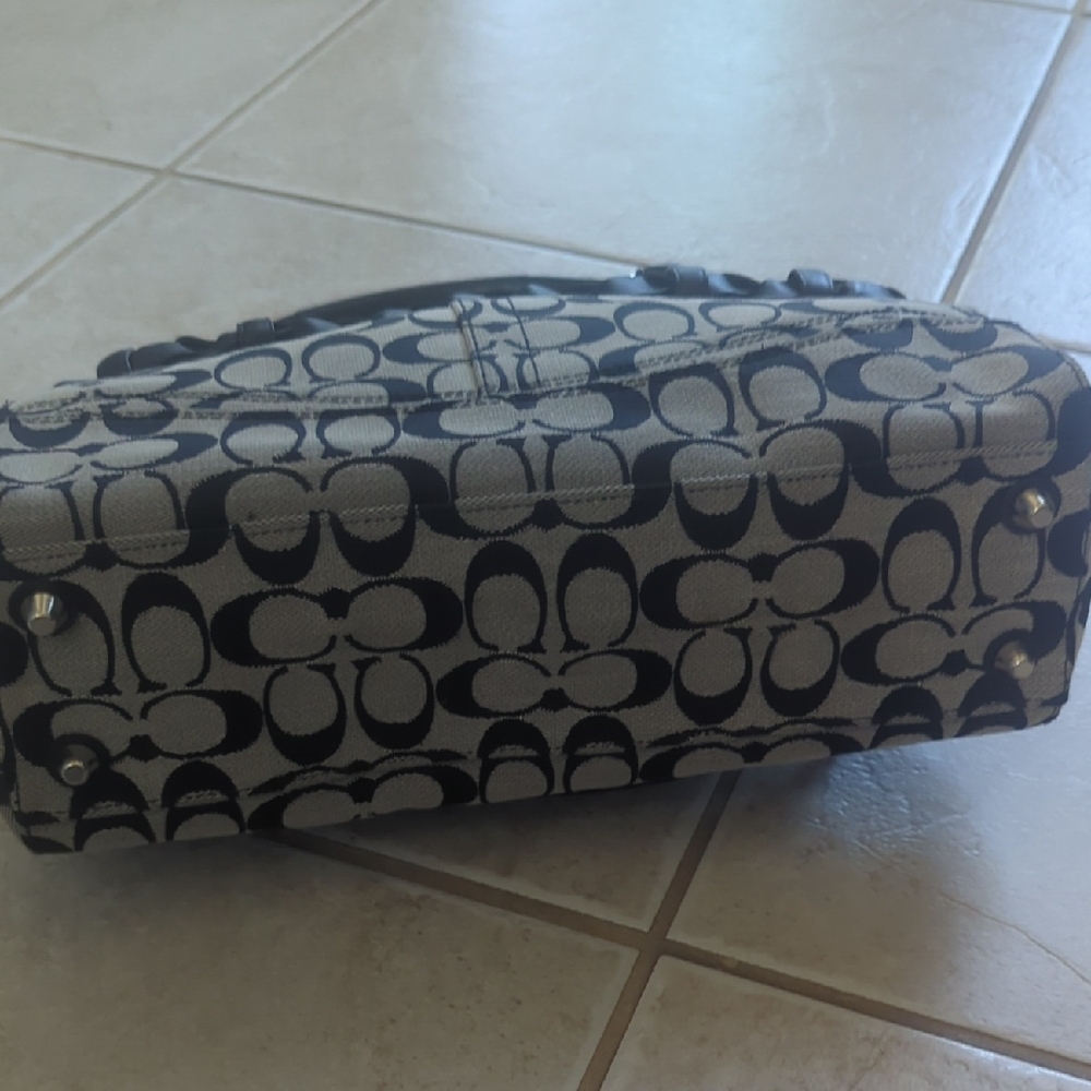 Coach Black and Gray Signature Hamptons Tote Signature C Bag - Picture 8 of 12
